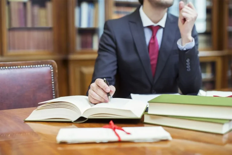 برای وکیل شدن چند سال باید درس خواند؟ (چند سال طول میکشد؟)