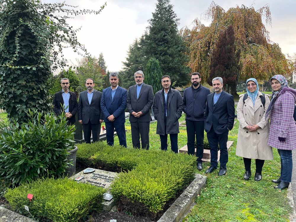 حضور سفیر ایران بر سر مزار محمدعلی جمالزاده