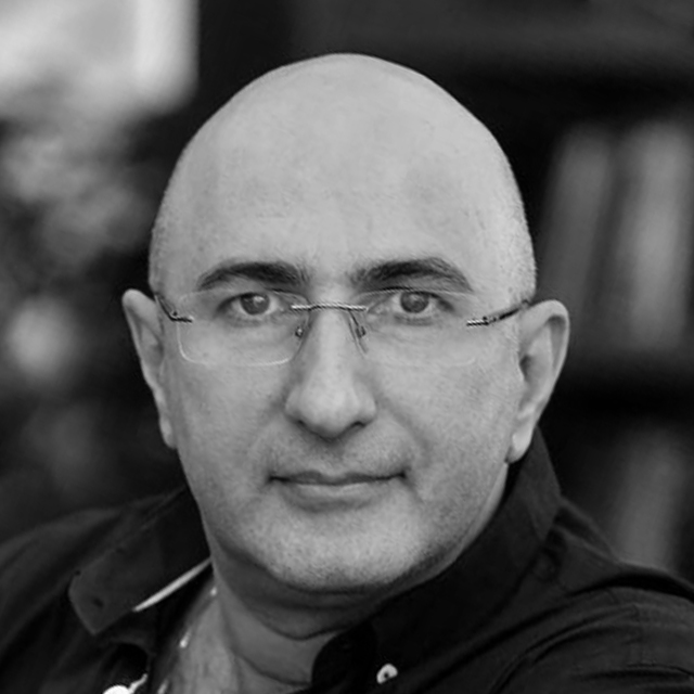 نویسنده کتاب دو دستی :منصور ضابطیان