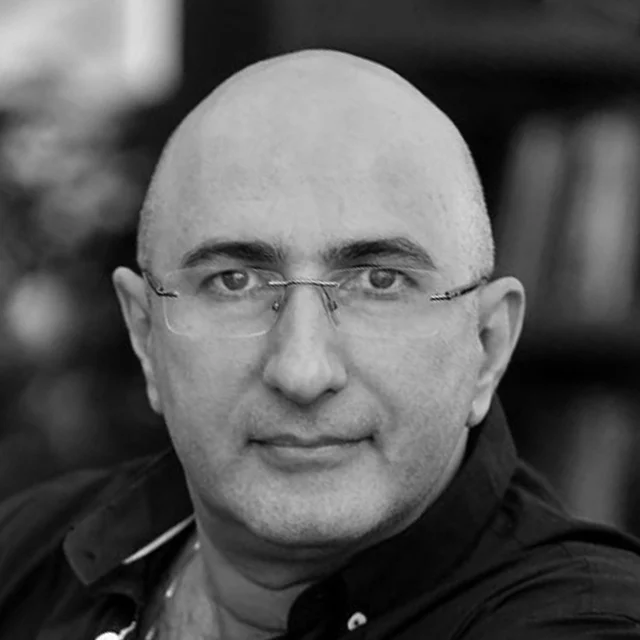 نویسنده کتاب دو دستی :منصور ضابطیان