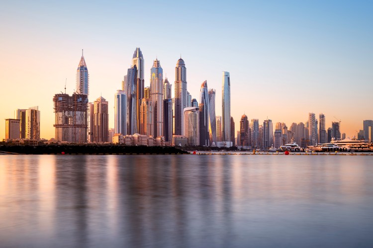 مزایای کلیدی ثبت شرکت در امارات برای سرمایه‌گذاران و کارآفرینان